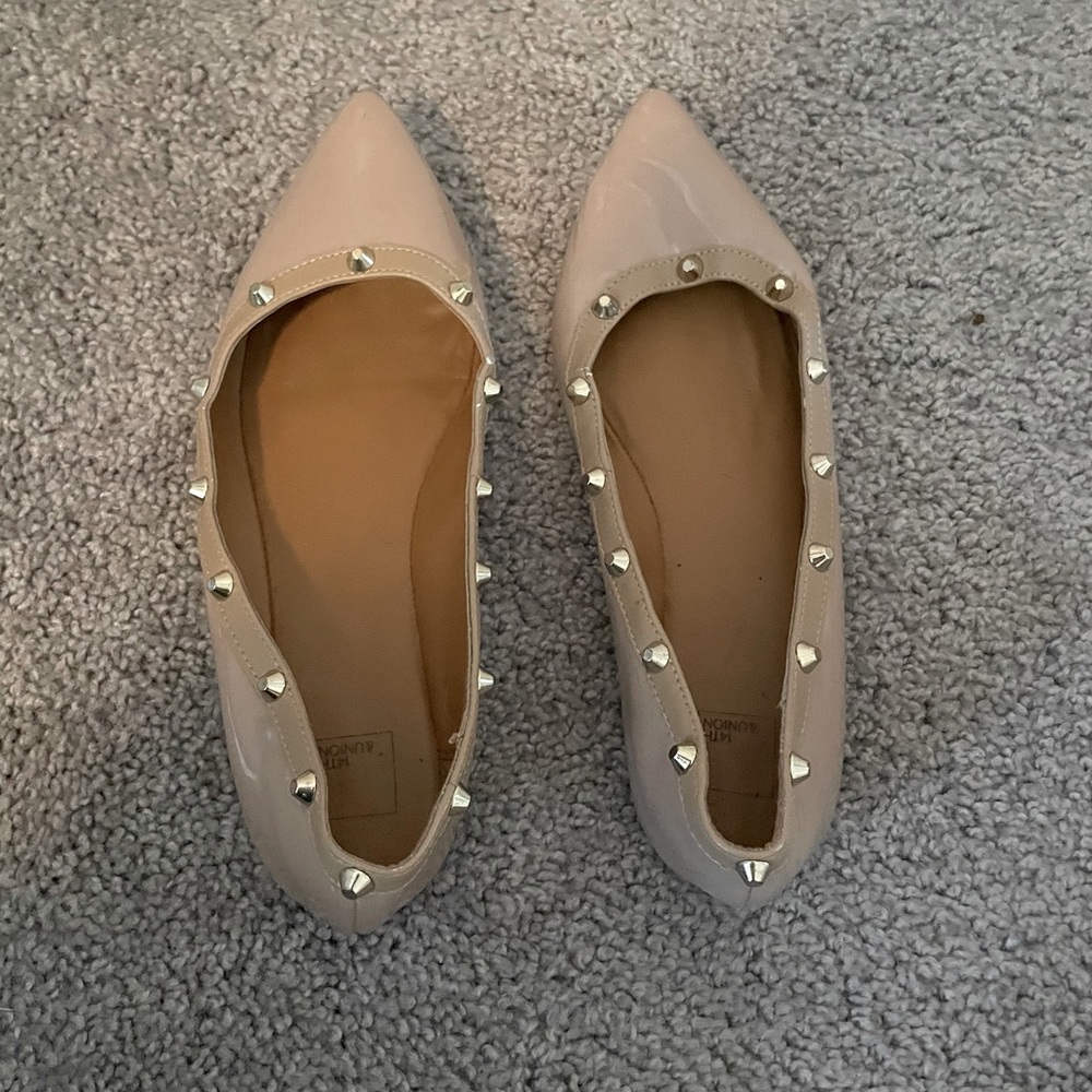 Studded flat